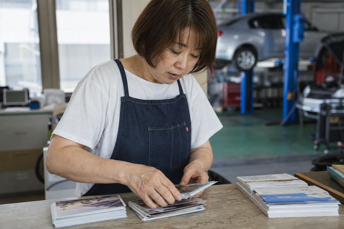 車検満了日のExcel一覧を確認する受付スタッフ